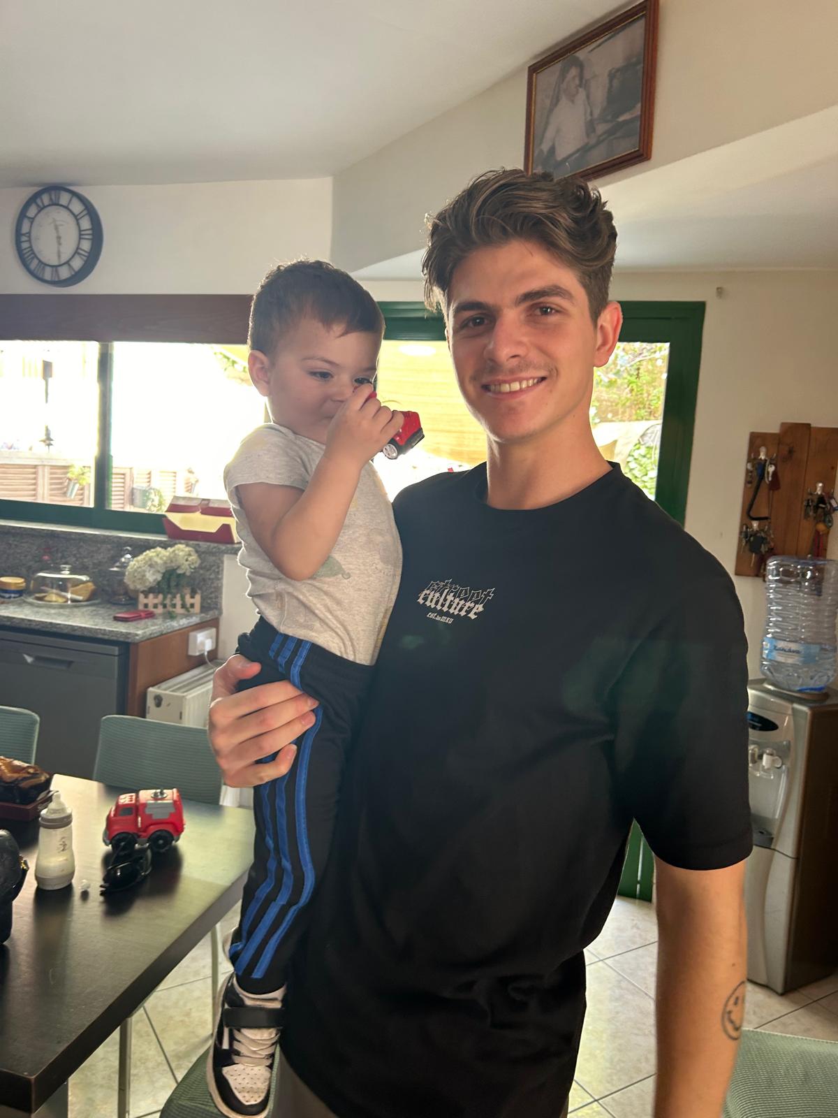 Chris Holding Niarcos